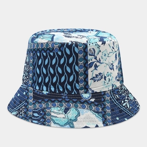 Dettaglio ravvicinato del cappello da pescatore boho con stampa floreale e patchwork blu