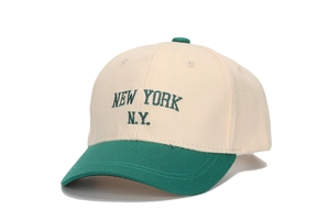 Vue détaillée casquette bicolore enfant visière verte et broderie New York City