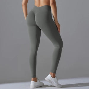 Nahaufnahme der nahtlosen Scrunch-Po-Details an der dunkelgrauen Yoga-Leggings