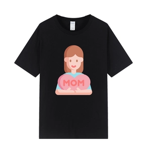 Détail d'un t-shirt avec une fille tenant un cœur rose marqué MOM sur fond noir