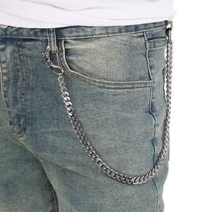 Chaîne de taille punk argentée en maille cubaine avec fermoir sur jean bleu