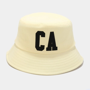 Détail de la broderie de lettres CA et coutures sur un chapeau bob en coton robuste
