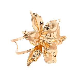 Bracciale rigido a fiori dorati con petali a strati dal design metallico a pieghe