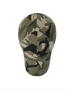 Vue de dessus de la casquette de baseball camouflage avec structure à six panneaux cousus