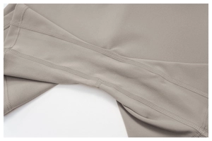 Détail du short de yoga taupe avec tissu haute élasticité et coutures plates de précision