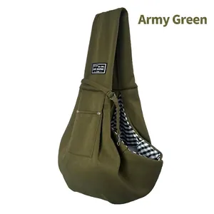 Detailansicht der armeegrünen Haustiertasche aus Segeltuch mit Nieten und Cat-Series-Label