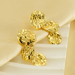 Detailansicht der dreischichtigen goldenen Hammerschlag-Ohrringe mit strukturierter Oberfläche