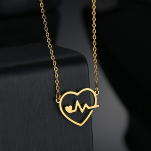 Collana con ciondolo a cuore dorato lucido e linea del battito su supporto nero chic