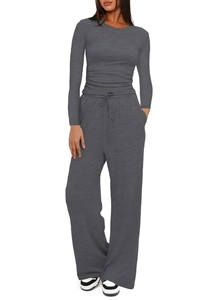 Détail du haut à manches longues gris foncé et du pantalon large à taille haute à cordon