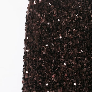 Détail de paillettes marron foncé scintillantes sur une jupe sirène élégante et brillante