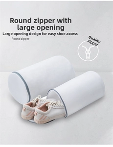 Détail du sac à linge en maille avec grande ouverture zippée pour laver les chaussures