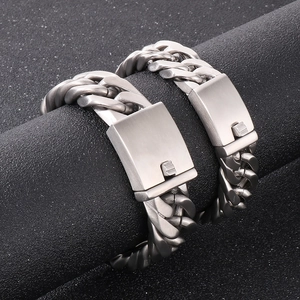 Dettaglio del bracciale a catena cubana in argento con finitura in acciaio spazzolato e chiusura quadra