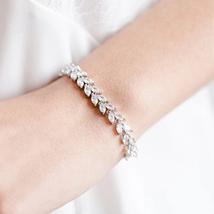 Pulsera plateada con circonitas talla marquesa en forma de hoja y cierre ajustable