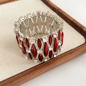 Dettaglio ravvicinato del bracciale vintage elastico con pietre marquise rosse e cristalli