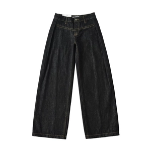 Dettaglio dei jeans larghi blu scuro con cuciture a contrasto e vestibilità morbida