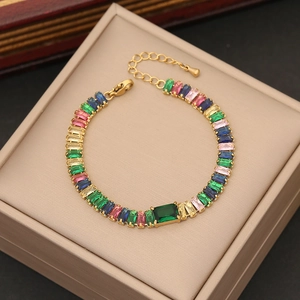 Luxuriöses Edelstahl-Armband in Gold mit bunten Zirkonsteinen und floralen Details