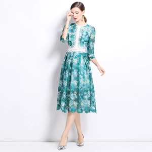 Robe midi élégante en dentelle fleurie verte avec manches 3/4 et détails de broderie ajourée
