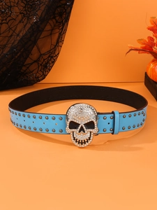 Détail de ceinture punk en cuir bleu clair avec rivets et boucle de crâne en strass