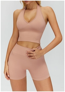 Detail von mauvefarbenem Neckholder-Yoga-Bra und High-Waist-Shorts mit Rippstruktur