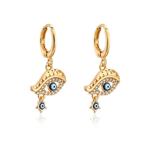 Makro-Detail vergoldeter Evil Eye Ohrringe mit Zirkonia-Akzenten und Sternanhängern