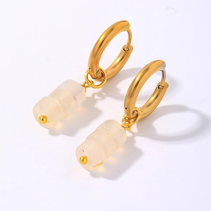 Détails de boucles d'oreilles pendantes en bambou avec anneaux dorés et perles givrées