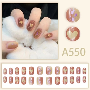 Détails des faux ongles A550 marron avec motifs de cœurs jaunes et paillettes violettes