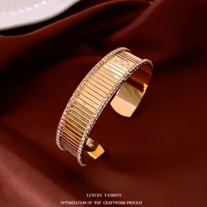 Bracciale rigido a righe placcato oro 18K con doppia fila di zirconi scintillanti