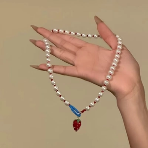 Collier de perles fait main avec pendentif fraise et détails de perles rouges et bleues