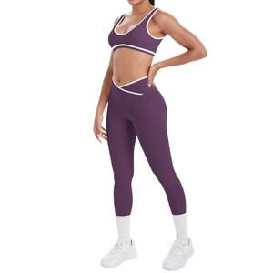 Zweiteiliges lila Yoga-Set mit weißem Kontrastbesatz und V-förmiger Crossover-Leggings
