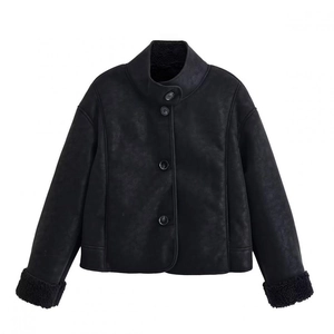 Détail d'une veste en suédine noire avec col montant et bordures en polaire bouclée