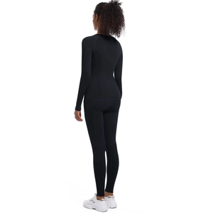 Dettaglio completo del set yoga nero senza cuciture con fori di ventilazione sul retro