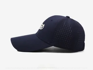 Détail d'une casquette bleu foncé à séchage rapide avec aérations laser et broderie