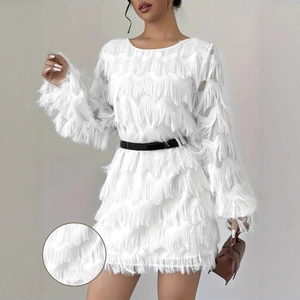 Robe courte élégante blanche à manches longues avec texture à franges et coupe ajustée