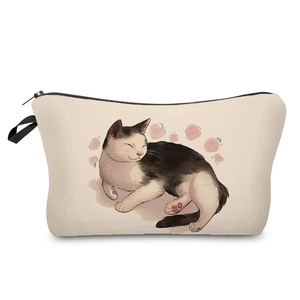 Dettaglio della borsa da trucco in tela con gatto illustrato e chiusura a zip nera