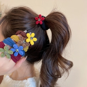 Gros plan d'élastiques à cheveux fleurs floquées avec strass et bande extensible