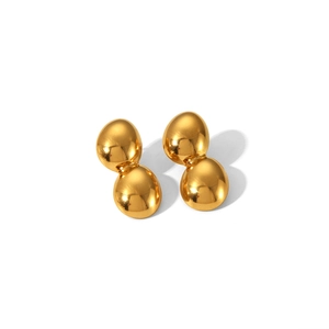 Vue détaillée des boucles d'oreilles doubles sphères en or 18K au design métal liquide poli