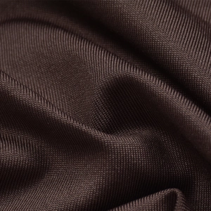 Makrotextur des tiefbraunen Strickstoffs mit hoher Webdichte und weichem Material