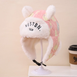 Detail der rosa gesteppten Uschanka mit BOSTON-Stickerei und weichem weißem Fleece-Futter