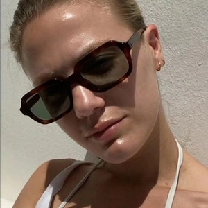 Nahaufnahme der quadratischen Retro-Sonnenbrille mit Schildpattmuster am Model