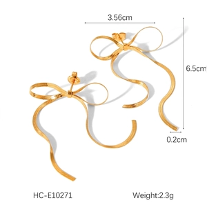 Detail view of gold bow earrings with precise measurements and 6.5cm total length