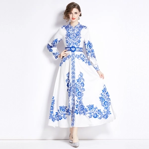 Abito lungo bianco con stampa floreale blu, collo alla coreana e cintura in vita