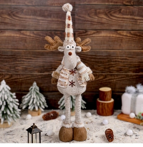 Dettaglio di renna natalizia in maglia con ricamo a fiocco di neve su sfondo innevato