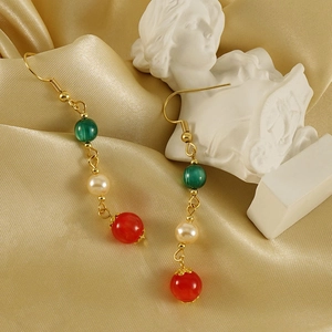 Boucles d'oreilles françaises plaquées or 18k avec perles vertes, blanches et rouges sur soie