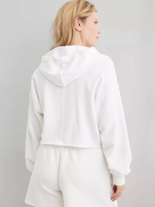 Rückansicht eines weißen kurzen Hoodie-Sets mit lockerer Passform auf einem Damenmodell