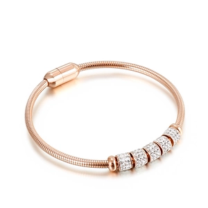 Bracelet chaîne serpent en or rose orné de cinq perles serties de cristaux