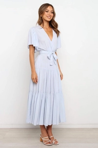 Detalle del vestido largo azul claro con cuello en V, mangas mariposa y lazo en cintura