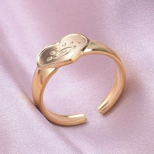 Macro di anello a cuore dorato regolabile con incisione a occhio su raso rosa lucido