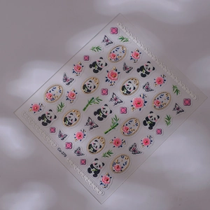 Makroaufnahme von 3D-Panda-Nagelaufklebern mit Goldrand und Blumen Modell Co-379