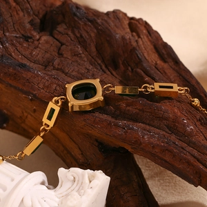 Vue détaillée du bracelet plaqué or 18K avec pierres vertes ovales et zircons cubiques
