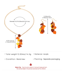 Dettaglio del set gioielli foglia d'acero con catena dorata e pendenti in acrilico colorato